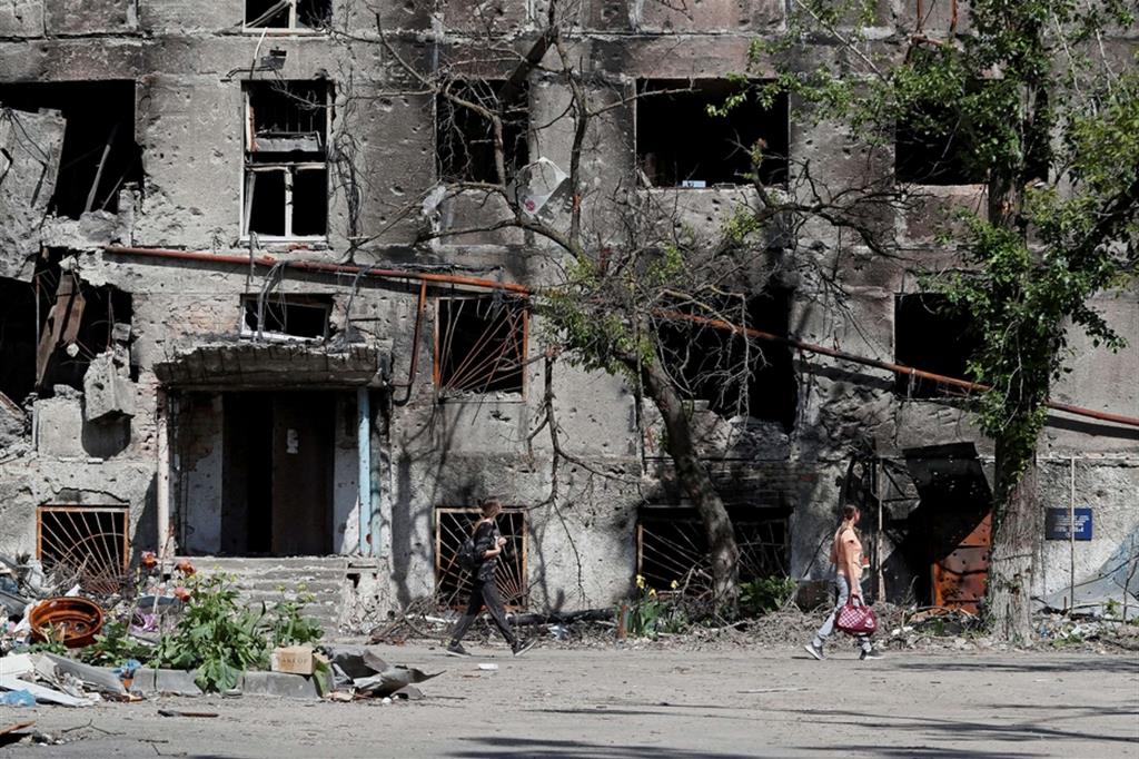 Ciò che resta di un complesso residenziale alla periferia di Mariupol devastato dall’artiglieria russa