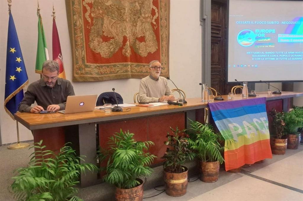 La presentazione nella sala della Protomoteca in Campidoglio: Sergio Bassoli (a destra) e Francesco Vignarca della Rete italiana pace e disarmo