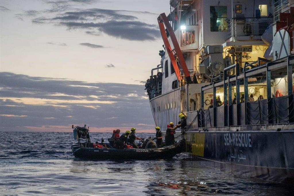La nave tedesca dell’Ong “Sos Humanity” durante un salvataggio