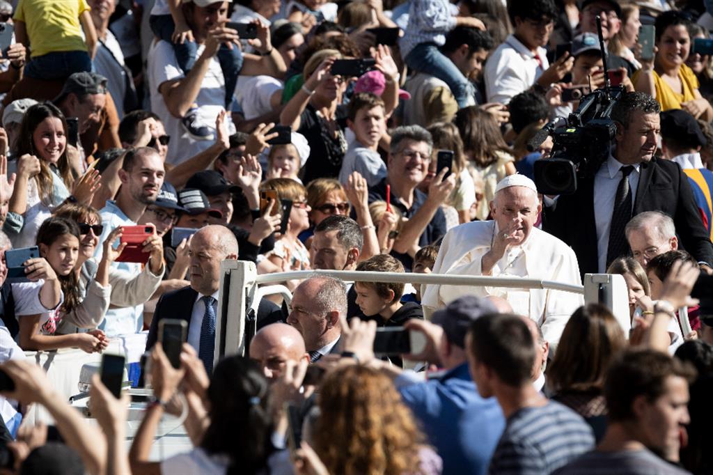 Papa Francesco saluta i partecipanti all'udienza a Comunione e liberazione per i 100 anni della nascita di don Luigi Giussani, in piazza San Pietro a Roma