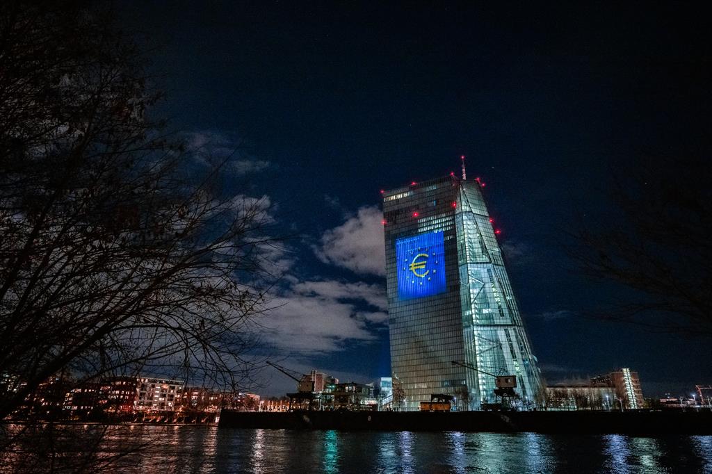 La sede della Banca centrale europea illuminata per i 20 anni dell'euro