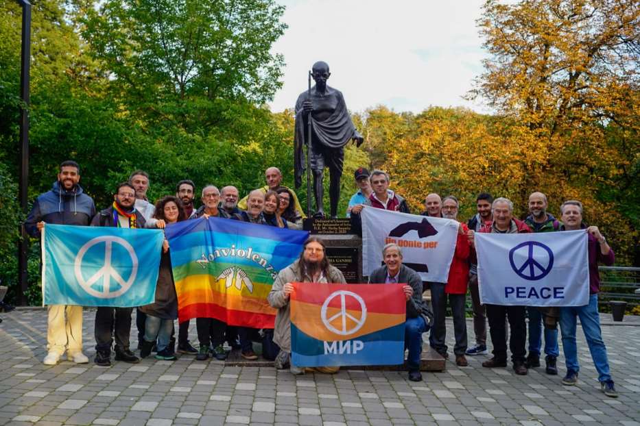 Obiettori di coscienza italiani e ucraini insieme, nell’ottobre scorso a Kiev, davanti alla statua di Gandhi