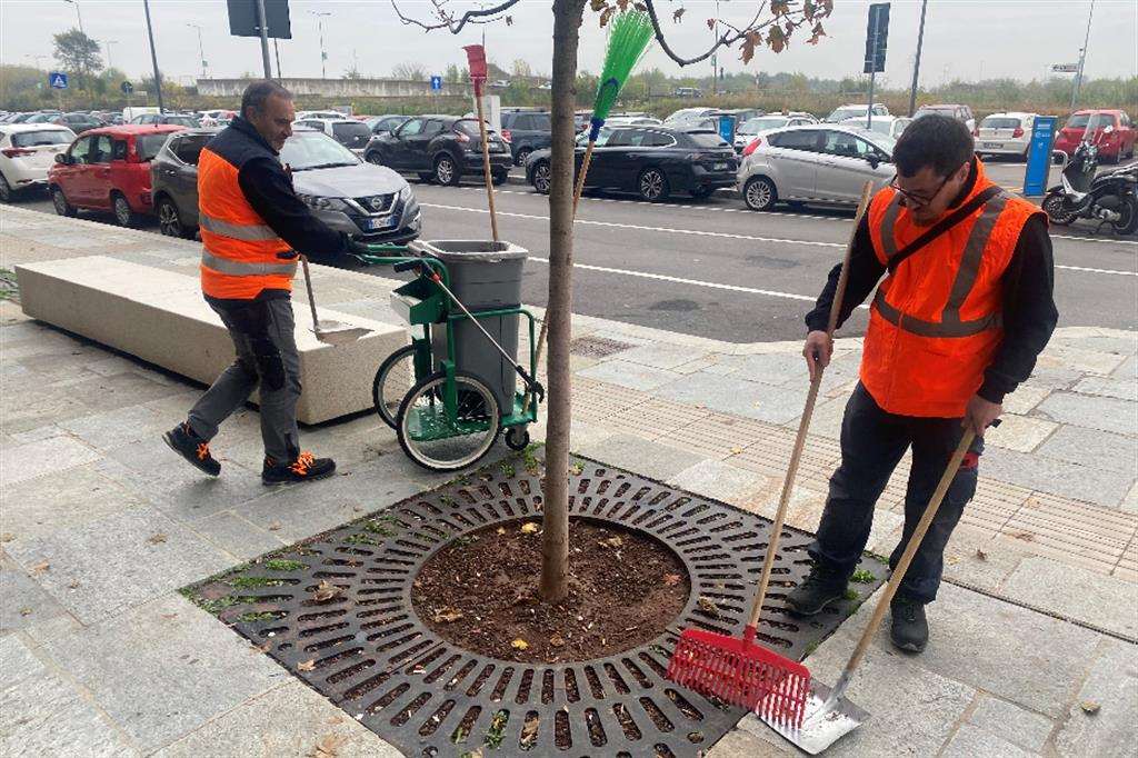 Due dei cinque operatori impegnati a pulire le aiuole e le aree a parco tra Santa Giulia e Rogoredo, a Milanoo