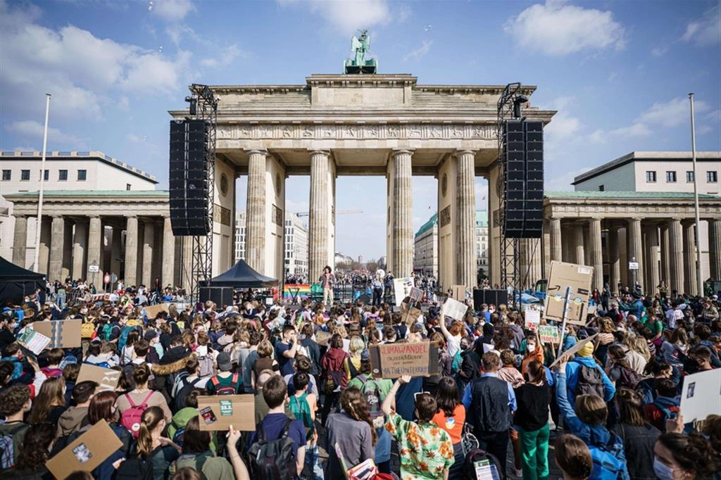 Ragazzi in piazza a Berlino per il clima e contro la guerra in Ucraina
