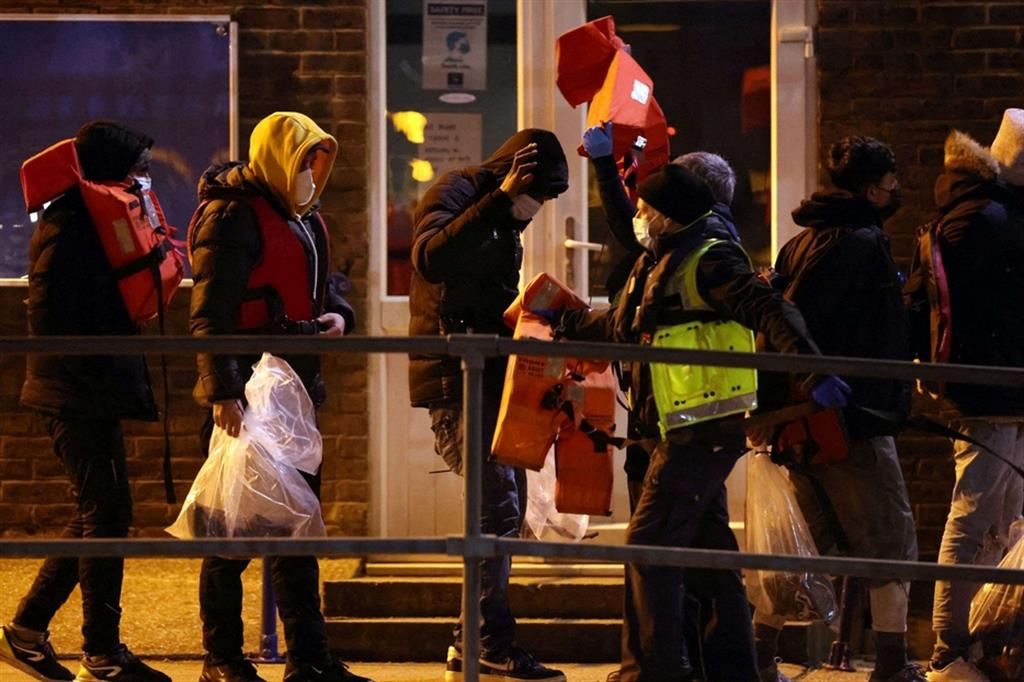 Migranti vengono accompagnati nel porto di Dover dopo aver attraversato la Manica