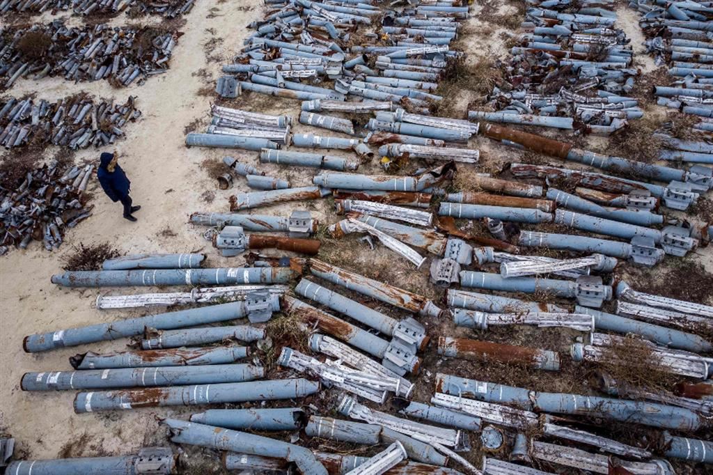 I resti di centinaia di missili russi lanciati sull'Ucraina. Le armi stanno bruciando a non finire vite umane e miliardi di euro