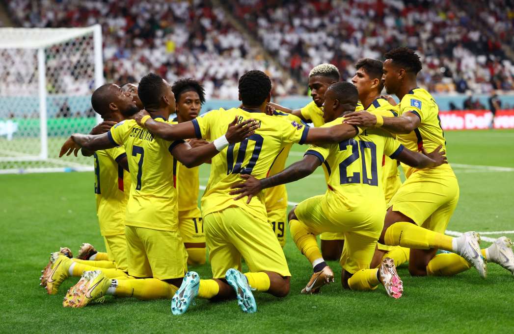 L’esultanza in preghiera dei giocatori dell’Ecuador dopo il gol al Qatar, il primo dei Mondiali 2022