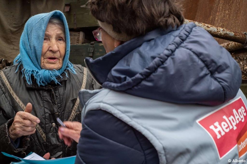 Una volontaria di HelpAge con un'anziana ucraina che non ha voluto abbandonare la sua casa