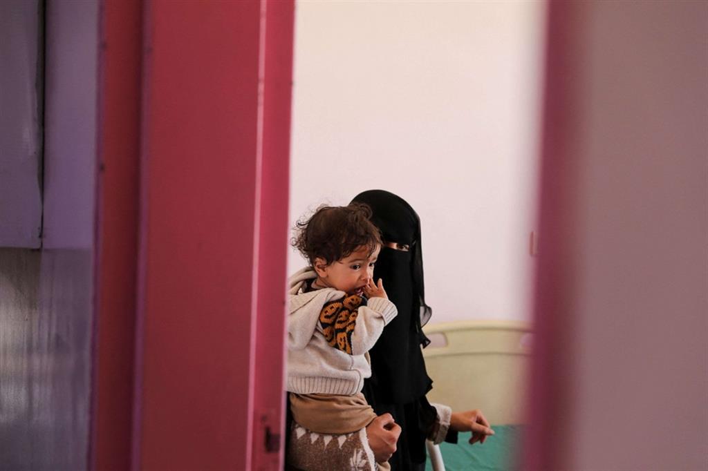 Mamma con il figlio in ospedale a Sanaa