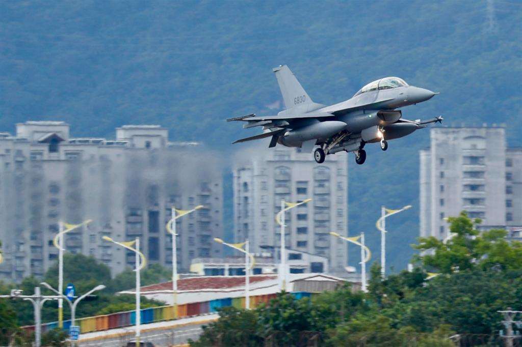 Un caccia F-16 dell’aviazione militare di Taiwan in fase di atterraggio in una base aerea alle porte di Taipei