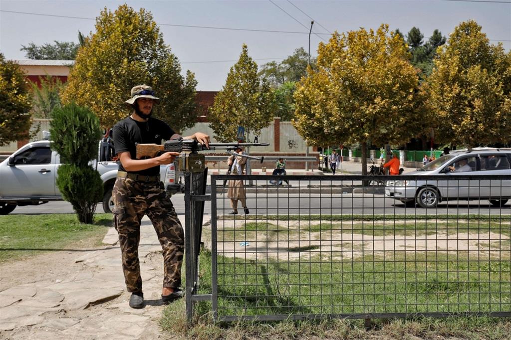 Una guardia Taleban di fronte all'ambasciata russa dopo l'esplosione