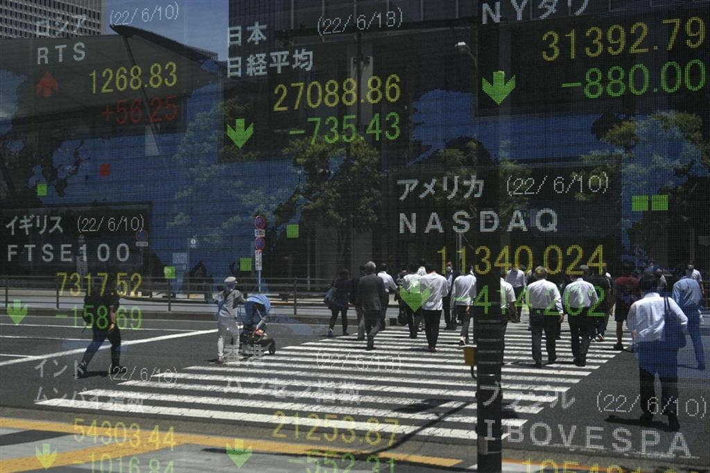 La pessima giornata dei mercati proiettata  in un tabellone a Tokyo il 13 giugno 2022