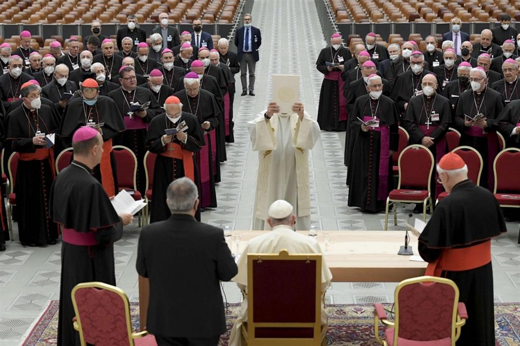 Al via l'assemblea generale della Cei con papa Francesco nell'Aula Paolo VI in Vaticano. Roma, 23 maggio 2022