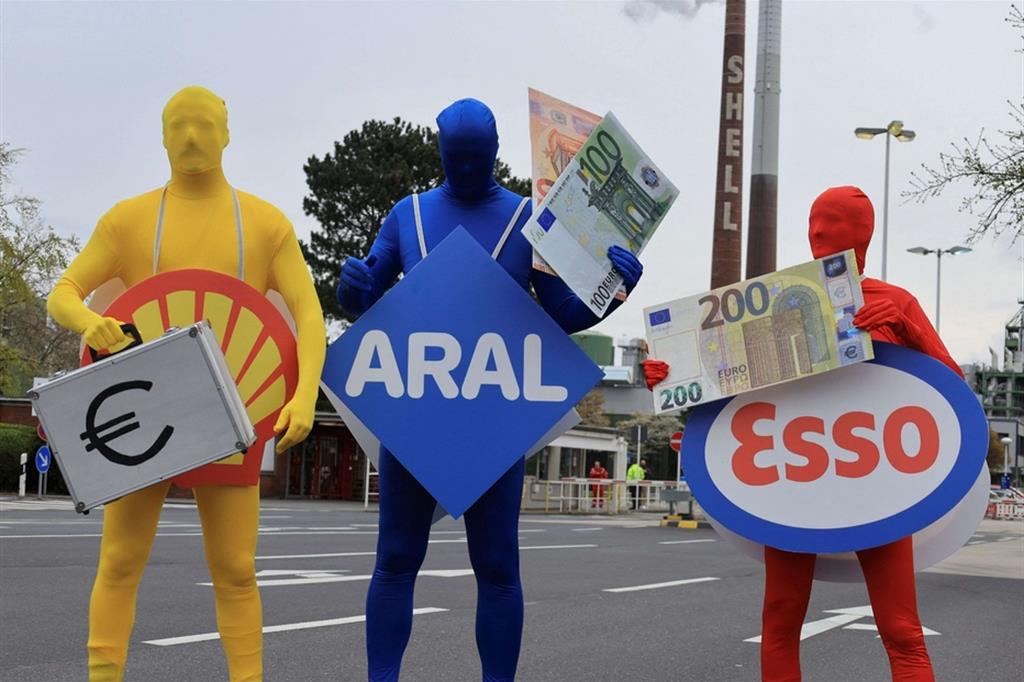 Attivisti di Attac protestano contro le importazioni di energia dalla Russia davanti alla raffineria di Rhineland, vicino a Colonia