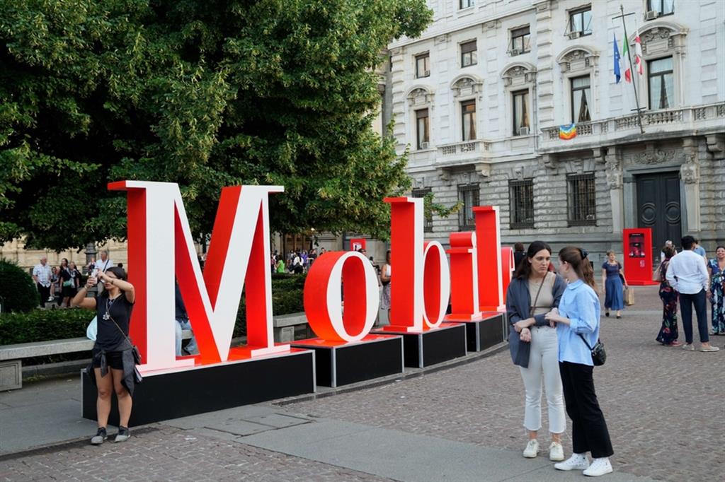 L'apertura del Fuori Salone del Mobile 2022, scritte in Piazza Scala