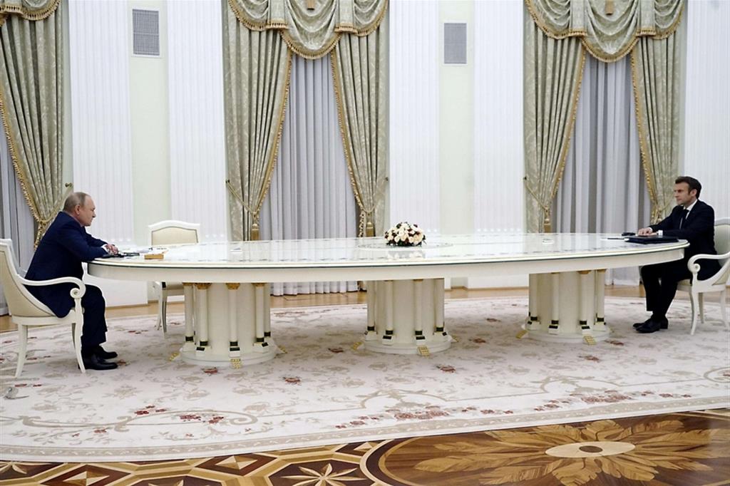 Putin e Macron al Cremlino: distanze siderali, anche al tavolo "anti-Covid"