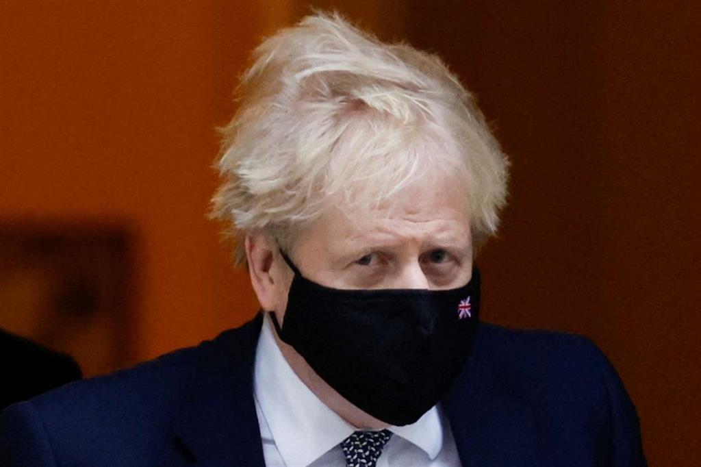 Il premier Boris Johnson, sul quale Scotland Yard ha aperto un'inchiesta, lascia Downing street