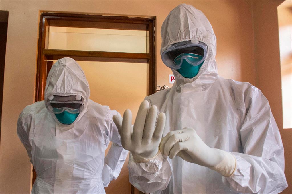 Due medici ugandesi in un ospedale dove si curano pazienti colpiti da ebola