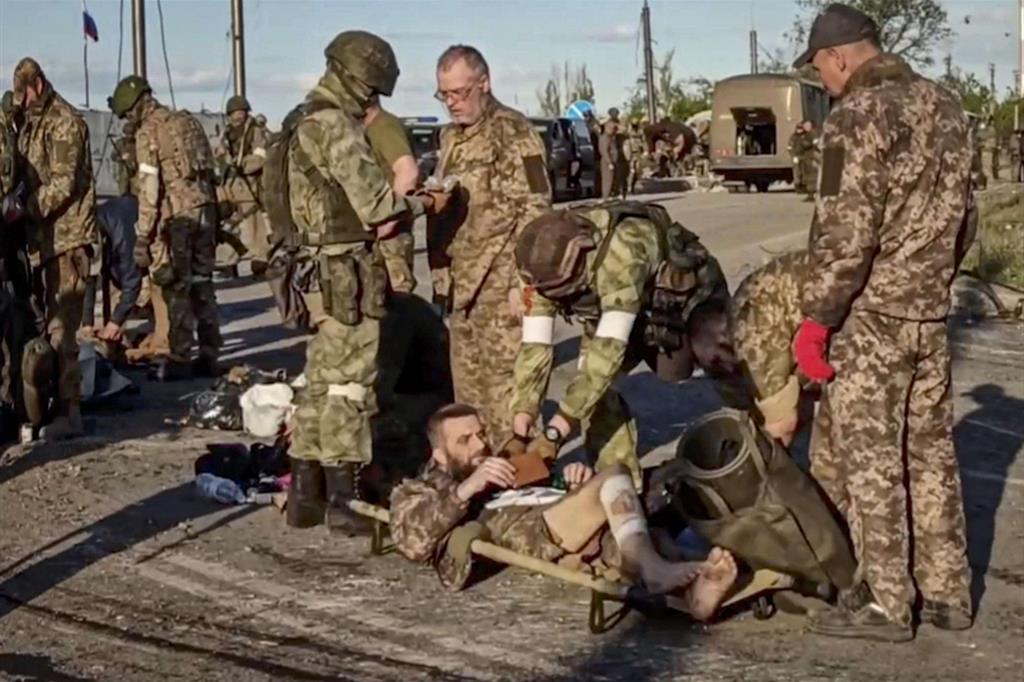 L'evacuazione di un ferito dall'Azovstsal, fermo immagine dal video sulla "resa" rilasciato dal ministero della Difesa russo