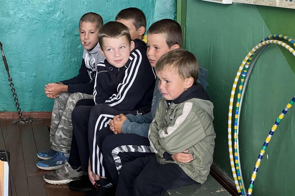 I bambini del villaggio di Olyva rimasto occupato dai russi per due nesi