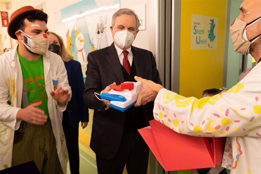 Il governatore della Banca d'Italia Visco in visita nel reparto di oncologia pediatrica