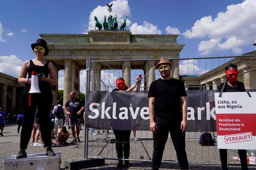 Un sit-in di una Ong davanti alla porta di Brandeburgo a Berlino contro  le moderne schiavitù
