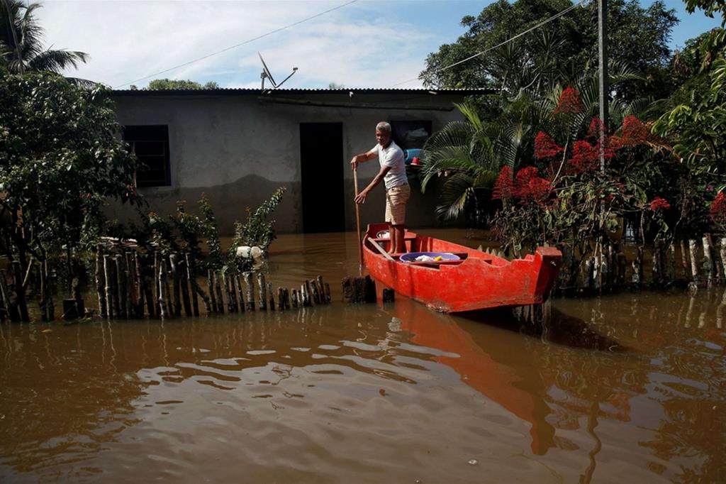 Valfredo Alcantara Pereira, 55 anni, usa una canoa per raggiungere la sua casa parzialmente sommersa a Ilheus, nello Stato brasiliano di Bahia - REUTERS/Amanda Perobelli