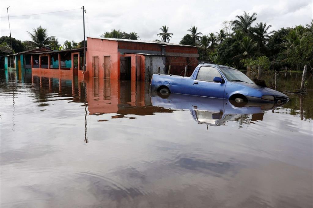 Abitazioni e auto parzialmente sommersi a Ilheaus, nello Stato di Bahia - REUTERS/Amanda Perobelli