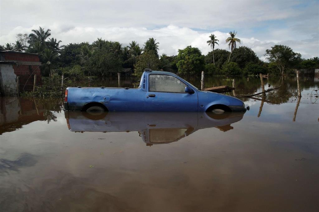 Un'auto parzialmente sommersa a Ilheaus, nello Stato di Bahia - REUTERS/Amanda Perobelli