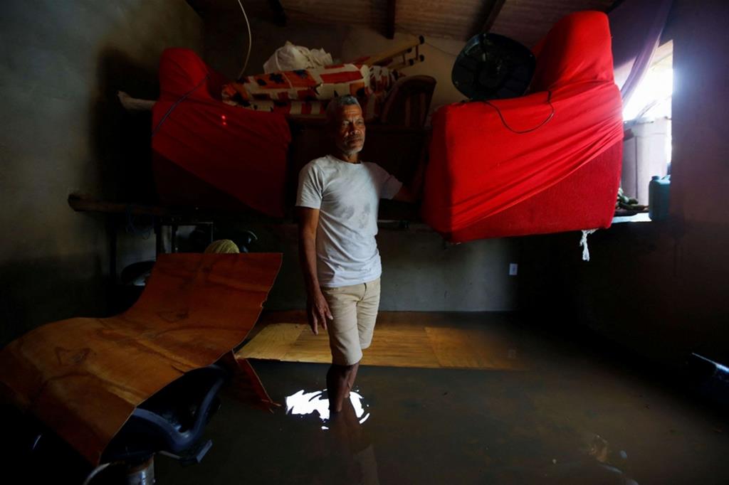 Valfredo Alcantara Pereira, 55 anni, pasa per una foto nella sua casa alluvionata, nello Stato di Bahia - REUTERS/Amanda Perobelli