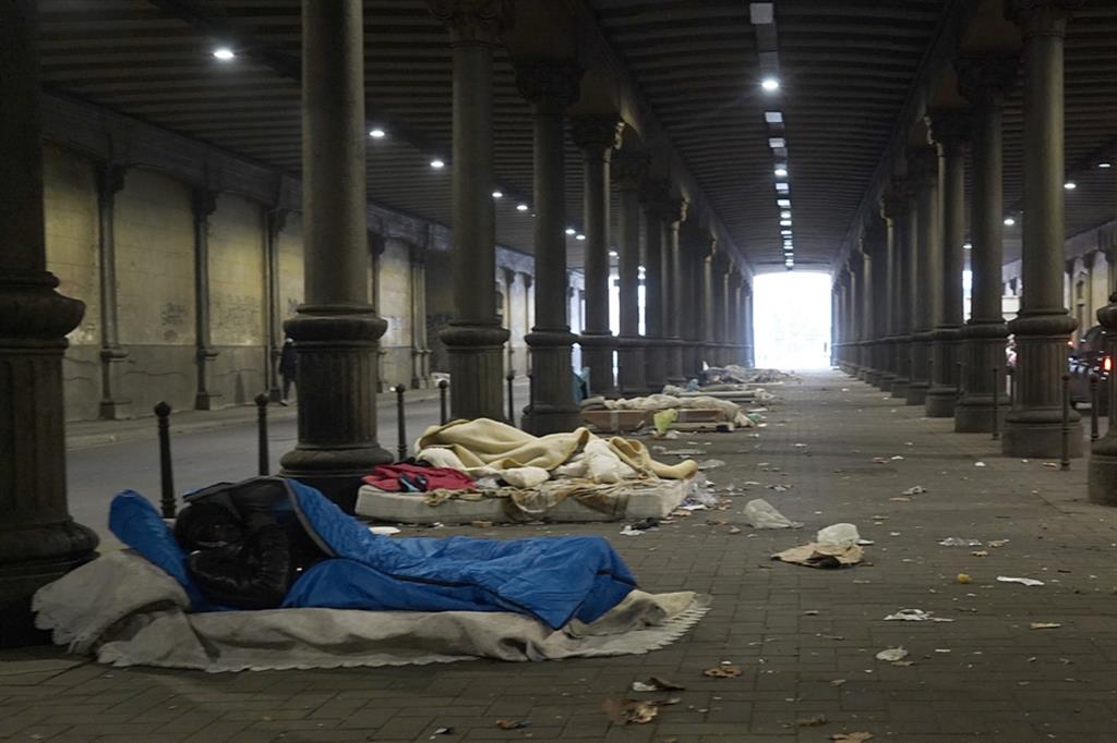 Senza dimora nel tunnel della Stazione Centrale di Milano