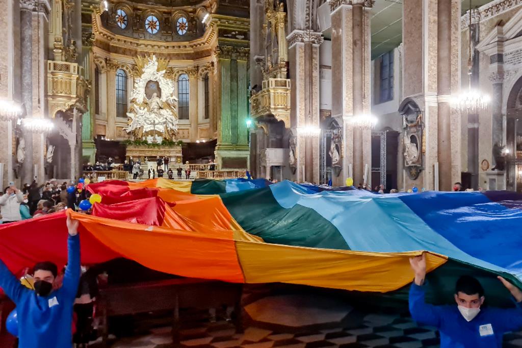 La bandiera della pace nel Duomo di Napoli, lo scorso febbraio