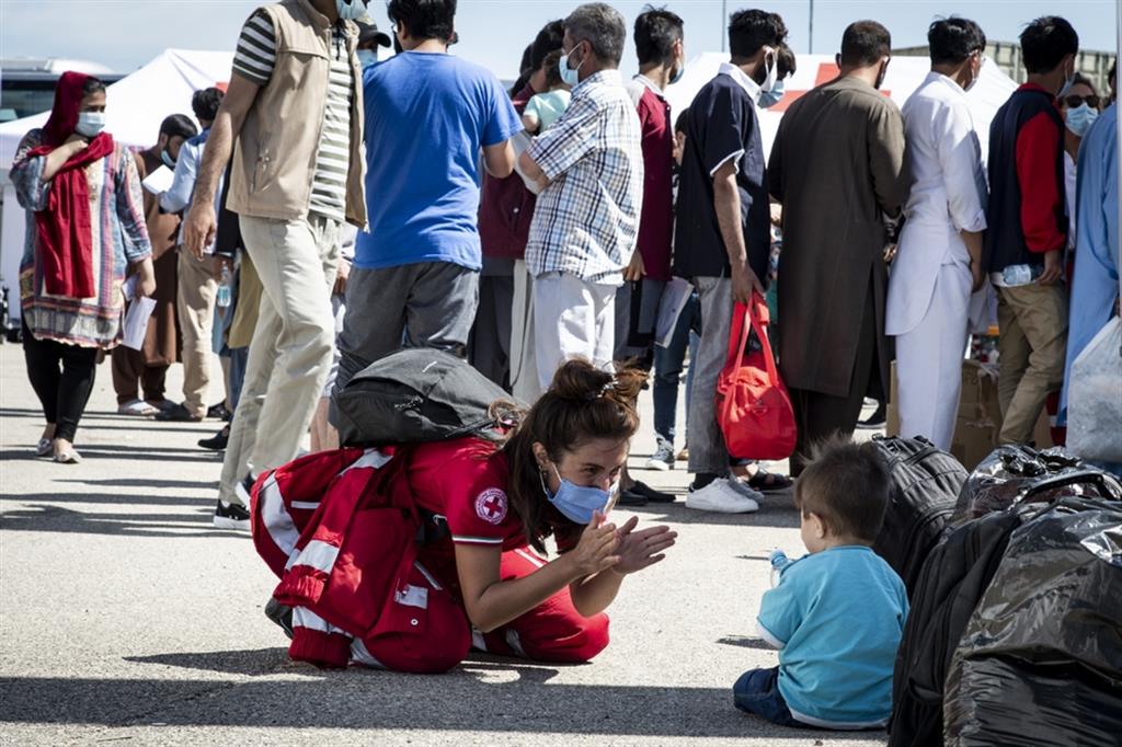 Un centro di accoglienza della Croce rossa italiana per i profughi afgani
