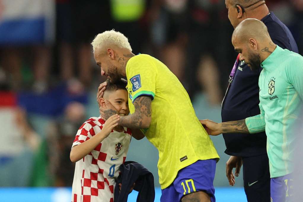 Il fuoriclasse brasiliano Neymar consolato a fine partita dal figlio del calciatore croato Perisic