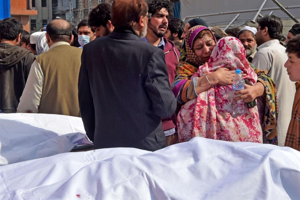 Le vittime dell'esplosione alla mosche di Peshawar
