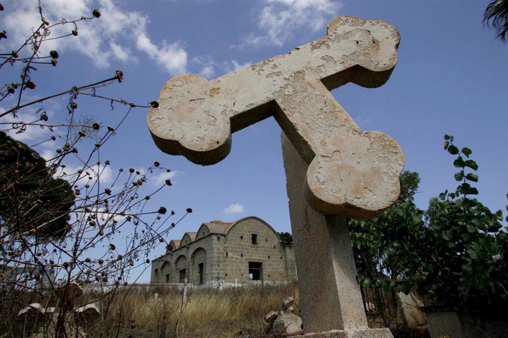 Una chiesa ortodossa e l'annesso cimitero vandalizzati dagli occupanti turchi nella parte nord di Cipro. L'immagine risale al 2007