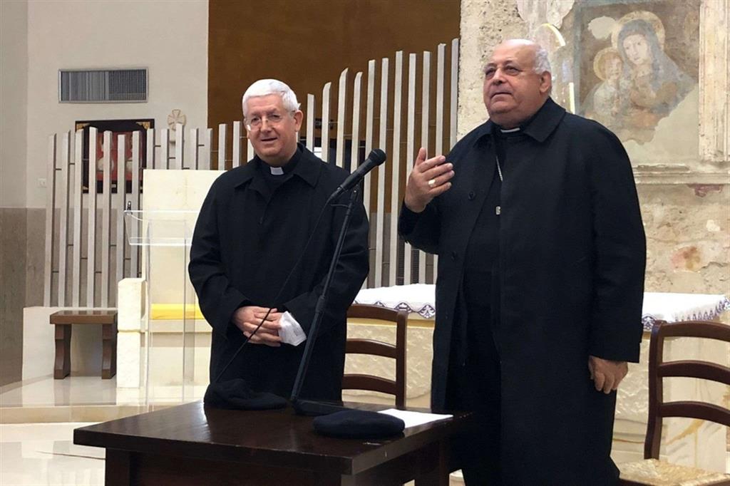 Da sinistra il vescovo eletto Ciollaro e monsignor Caliandro che ha dato l’annuncio
