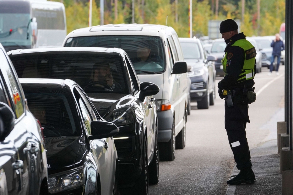Russi in auto in coda alla frontiera con la Finlandia. In molti tentano di lasciare la Russia per non finire sotto le armi e non essere inviati a combattere in Ucraina
