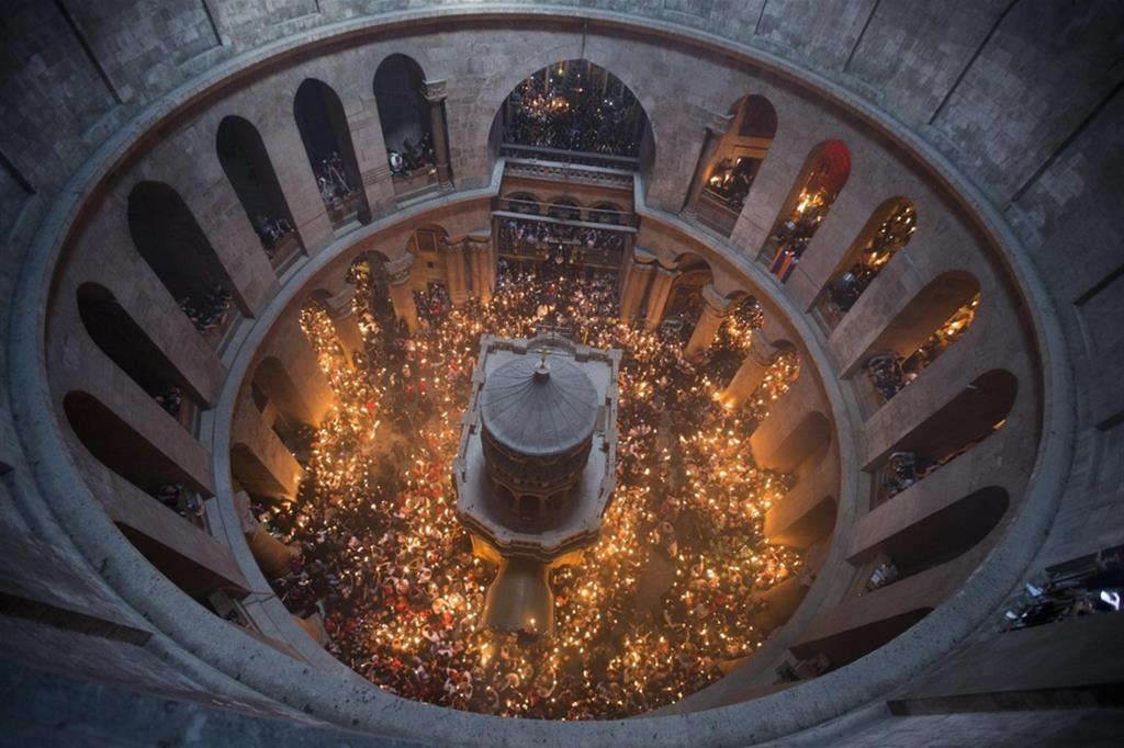 L'interno della basilica del Santo Sepolcro a Gerusalemme