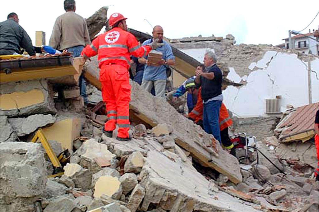 I soccorsi dopo il crollo della scuola elementare di San Giuliano di Puglia in Molise il 31 ottobre 2002
