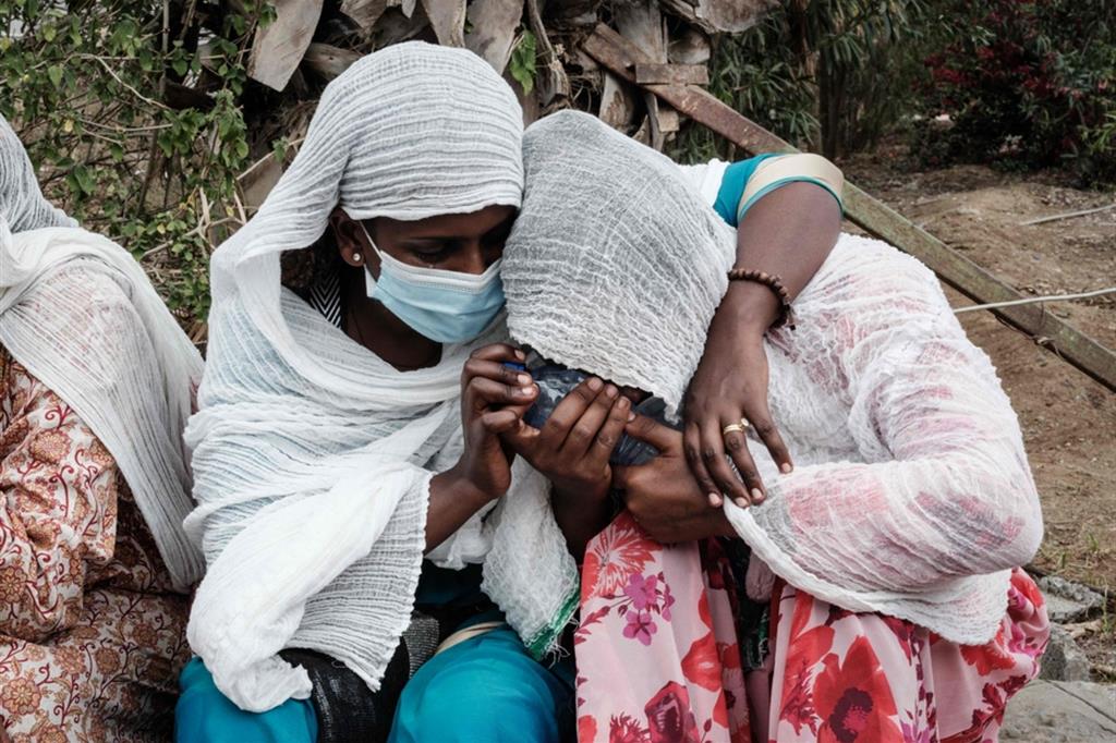 Due done piangono le vittime di un attacco aereo su un mercato del Tigrai, nel giugno 2021