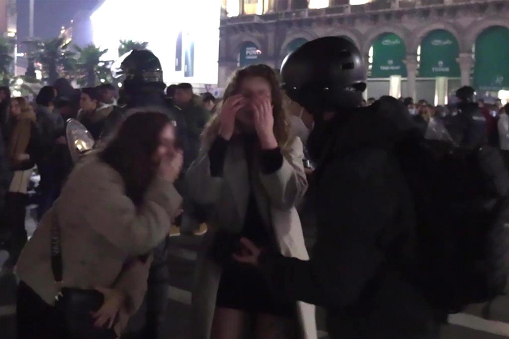 Aggressione di gruppo e abusi in piazza Duomo a Milano a Capodanno