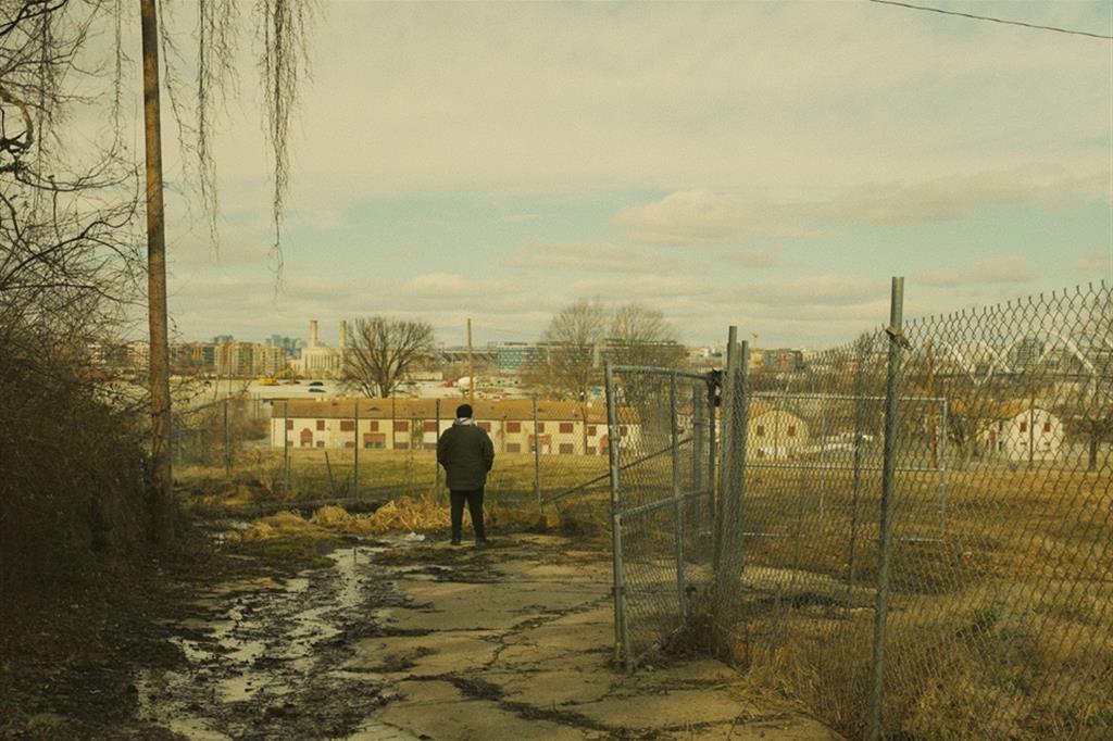 Un uomo osserva da lontano il suo vecchio quartiere a Washington DC