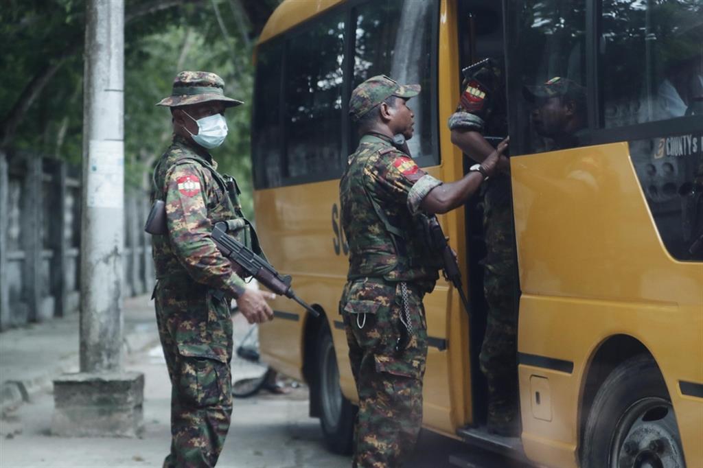 Militari birmani di pattuglia  ispezionano  un autobus  nel centro  della capitale Yangon