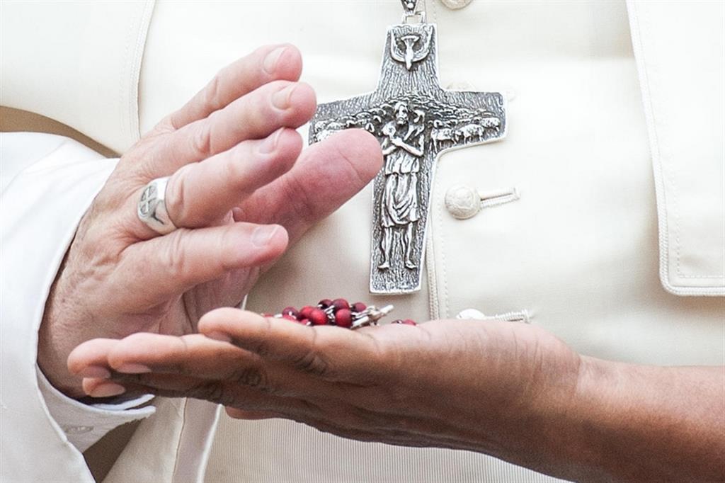 Il Papa guida il Rosario per la pace: la preghiera per la fine del conflitto