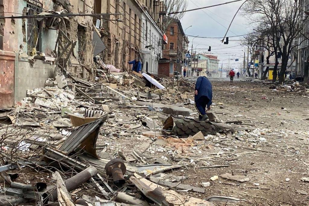 Corpi per le strade di Mariupol: «Non ci lasciano nemmeno seppellirli»