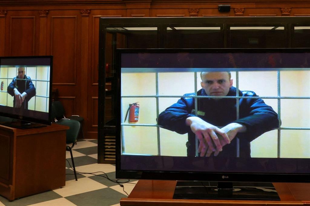L'oppositore Navalny ascolta il verdetto in videoconferenza dalla colonia penale