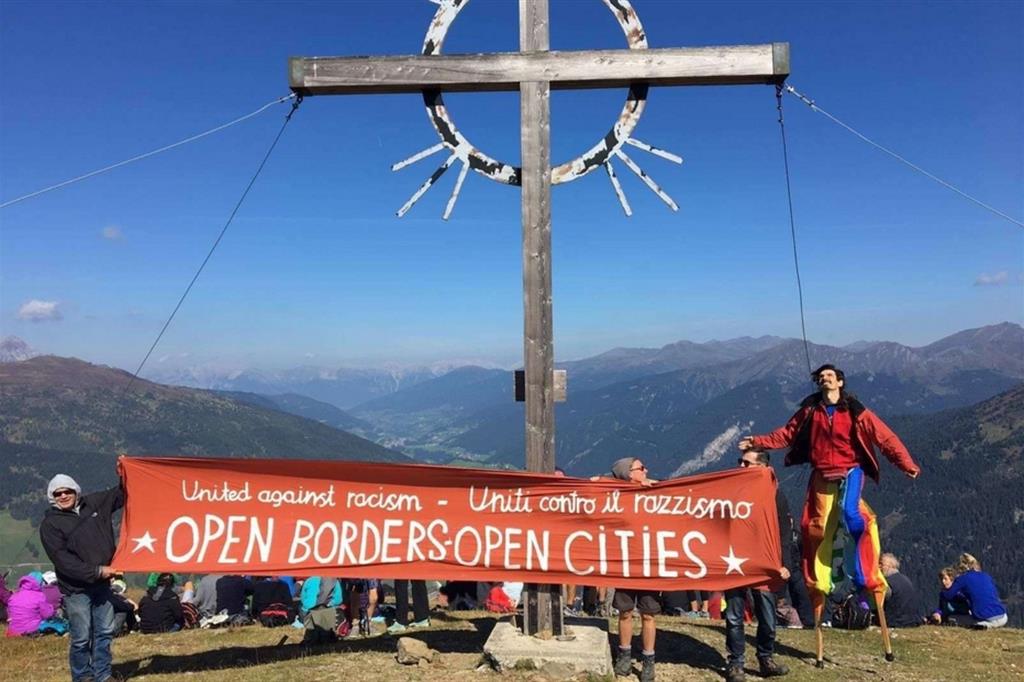 Gli attivisti in cima all'unico sentiero montano di confine chiedono di aprire le frontiere