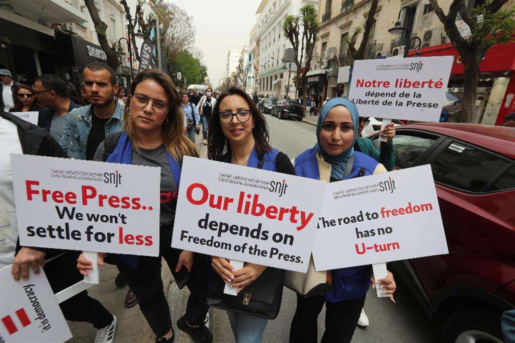 Alcuni giornalisti tunisini in corteo nel maggio scorso, dopo che il Paese era stato declassato da Rfs a 93 Paese al mondo nella classifica della libertà di stampa