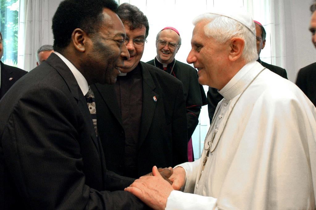 Il fuoriclasse brasiliano Pelé nell’incontro con papa Benedetto XVI a Colonia nel 2005